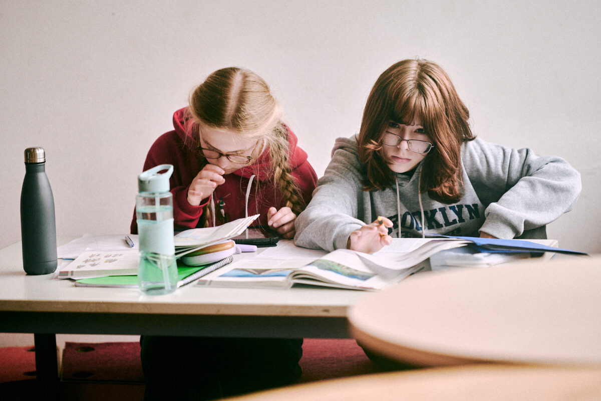 Portraitfoto von Schülerinnen, Portrait, Foto, People, Fotokunst, Lichtsetzen, Gesicht, portraiture, Bielefeld, Studio, Natürliches Licht, Tageslicht, Business, Look, Persönliche Fotografie, Unternehmensfotografie