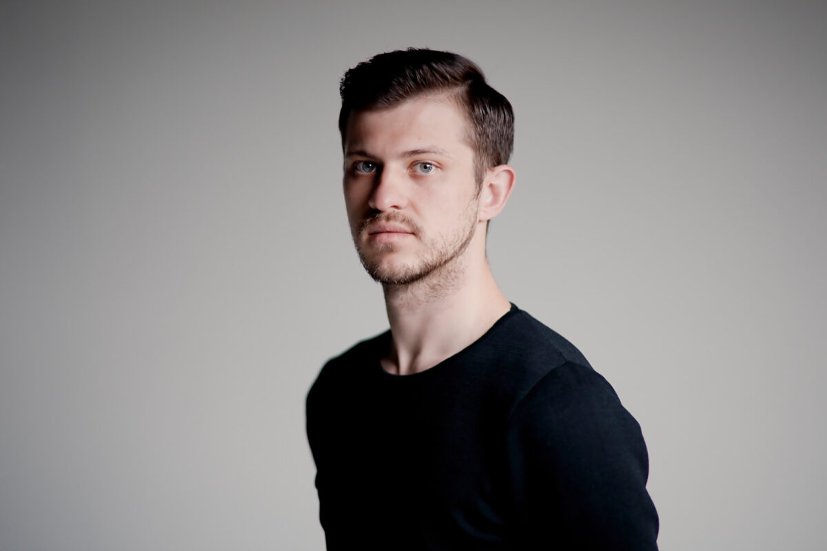 Portraitfoto von einem jungen Geschäftsmann, Portrait, Foto, People, Fotokunst, Lichtsetzen, Gesicht, portraiture, Bielefeld, Studio, Natürliches Licht, Tageslicht, Business, Look, Persönliche Fotografie, Unternehmensfotografie, 