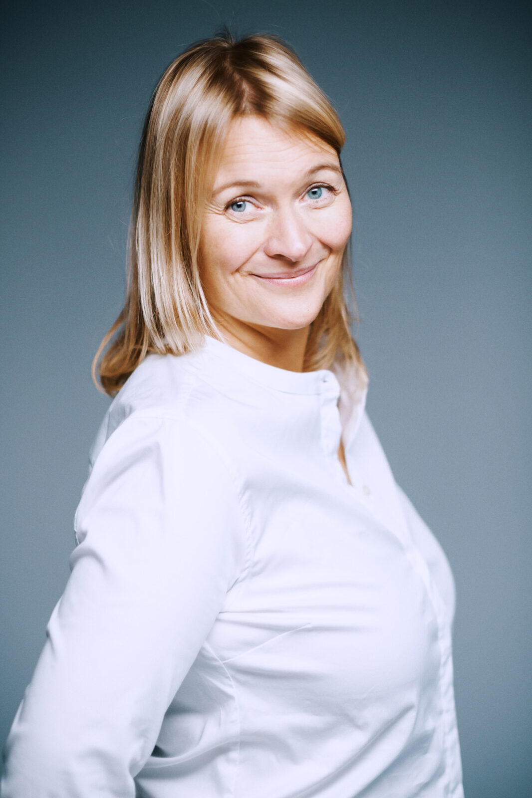 Portraitfoto von einer jungen Frau, Portrait, Foto, People, Fotokunst, Lichtsetzen, Gesicht, portraiture, Bielefeld, Studio, Business, Look, Persönliche Fotografie, Unternehmensfotografie