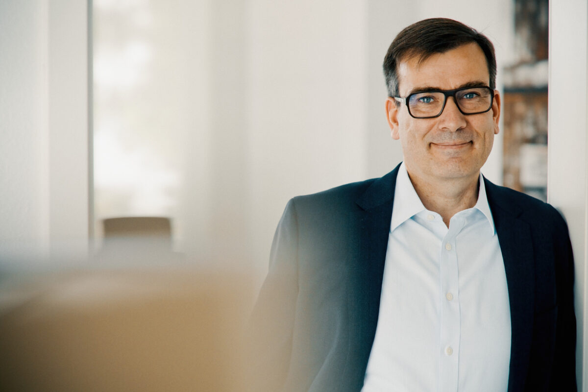 Portraitfoto von einem Geschäftsmann, Portrait, Foto, People, Fotokunst, Lichtsetzen, Gesicht, portraiture, Bielefeld, Studio, Natürliches Licht, Tageslicht, Business, Look, Persönliche Fotografie, Unternehmensfotografie, Anwalt