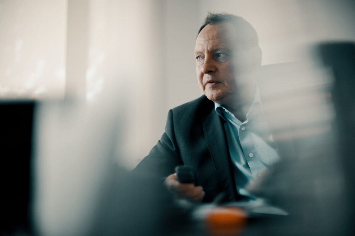 Portraitfoto von einem Geschäftsmann, Portrait, Foto, People, Fotokunst, Lichtsetzen, Gesicht, portraiture, Bielefeld, Studio, Natürliches Licht, Tageslicht, Business, Look, Persönliche Fotografie, Unternehmensfotografie, Anwalt