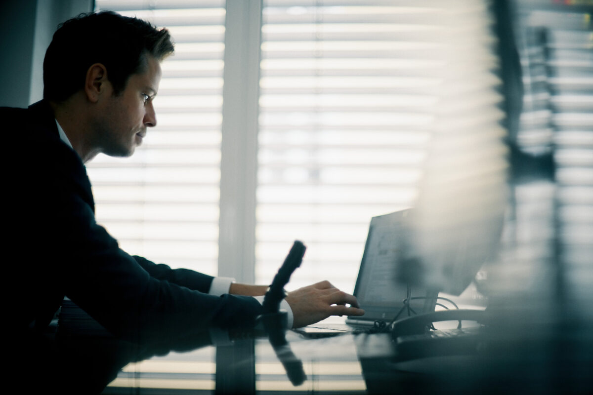 Portraitfoto von einem jungen Geschäftsmann, Portrait, Foto, People, Fotokunst, Lichtsetzen, Gesicht, portraiture, Bielefeld, Studio, Natürliches Licht, Tageslicht, Business, Look, Persönliche Fotografie, Unternehmensfotografie, Anwalt