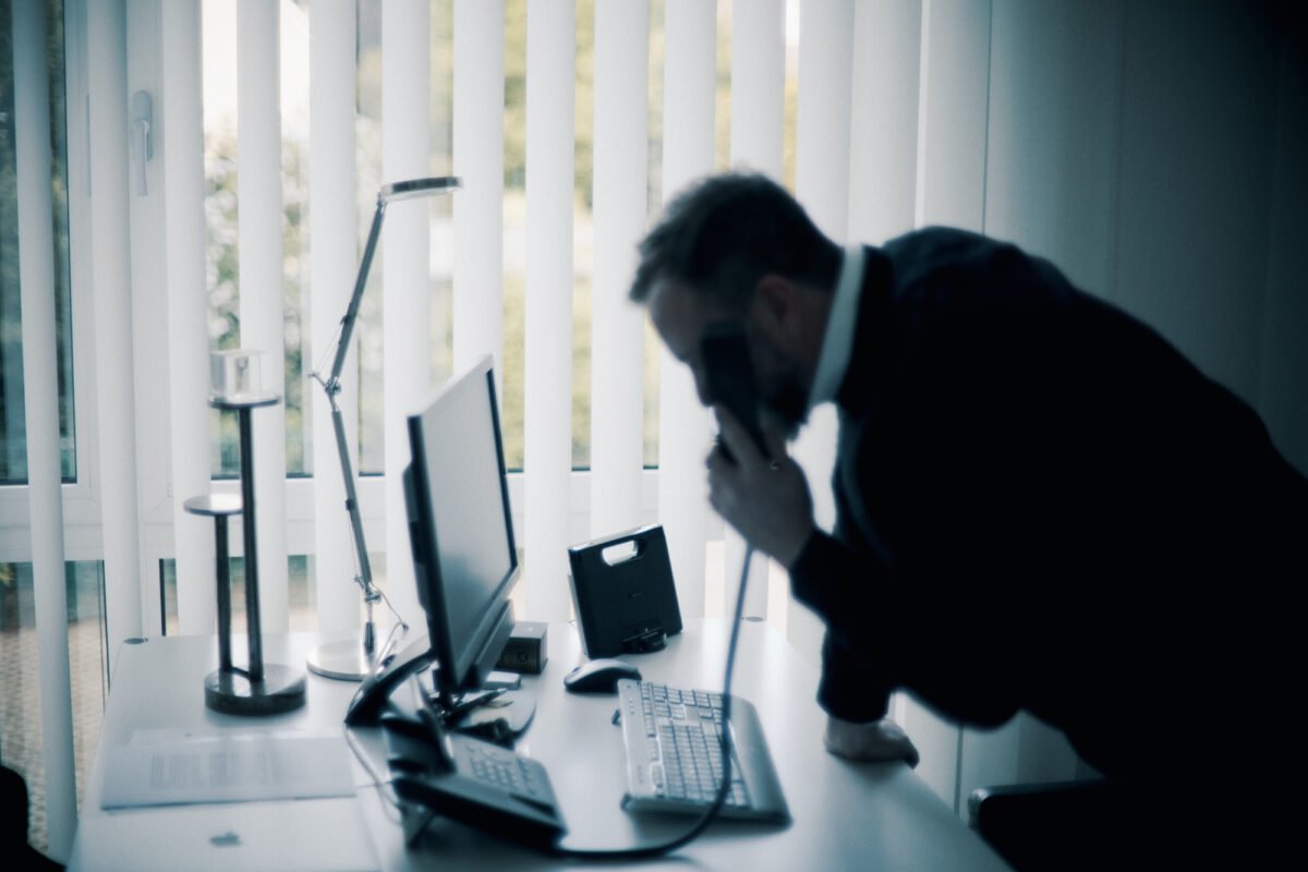 Portraitfoto von einem Geschäftsmann, Portrait, Foto, People, Fotokunst, Lichtsetzen, Gesicht, portraiture, Bielefeld, Studio, Natürliches Licht, Tageslicht, Business, Look, Persönliche Fotografie, Unternehmensfotografie, Anwalt