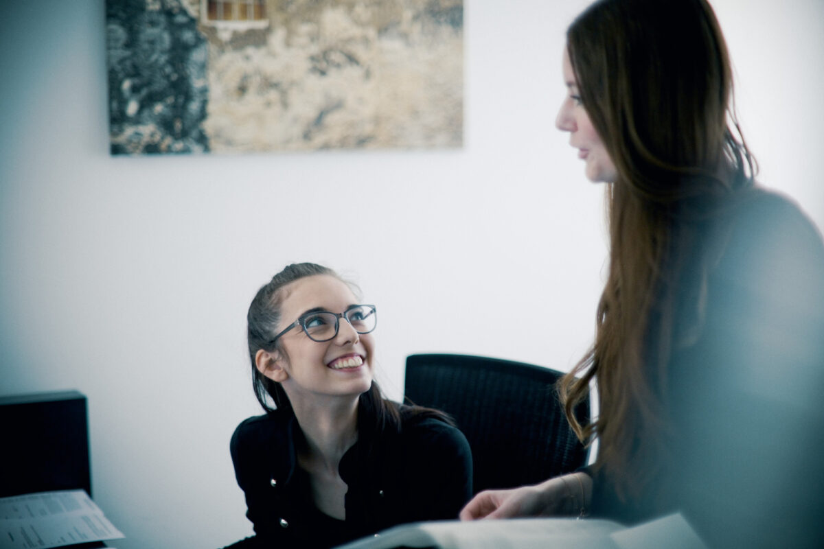 Portraitfoto von einer jungen Frau, Portrait, Foto, People, Fotokunst, Lichtsetzen, Gesicht, portraiture, Bielefeld, Studio, Business, Look, Persönliche Fotografie, Unternehmensfotografie